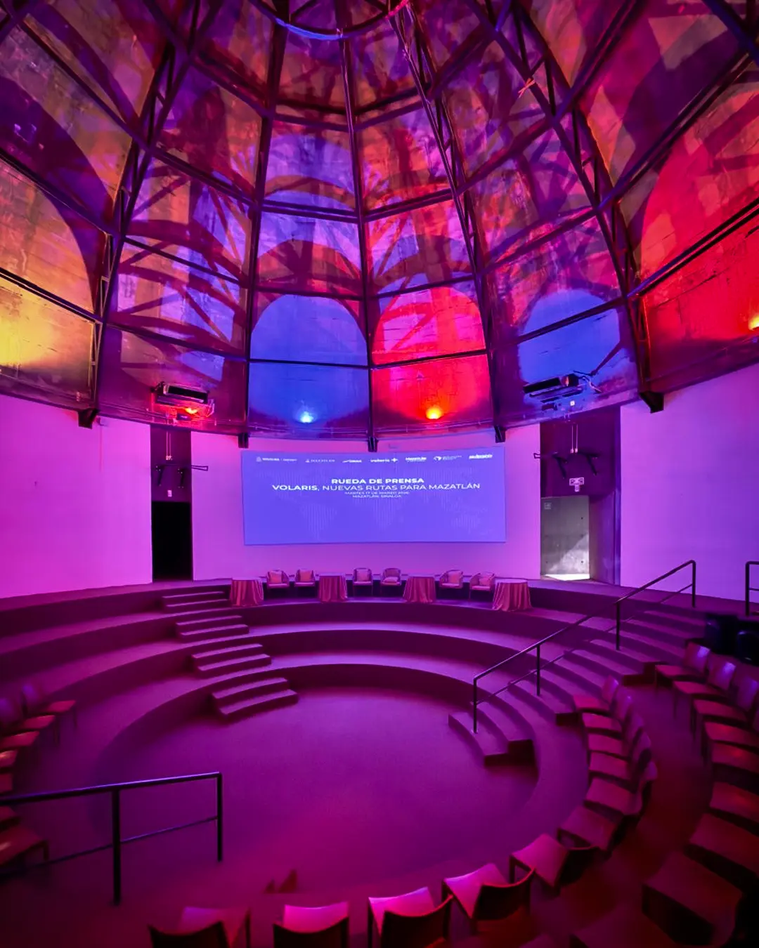 Climate-controlled auditorium at Gran Acuario Mazatlán with 360° projection
